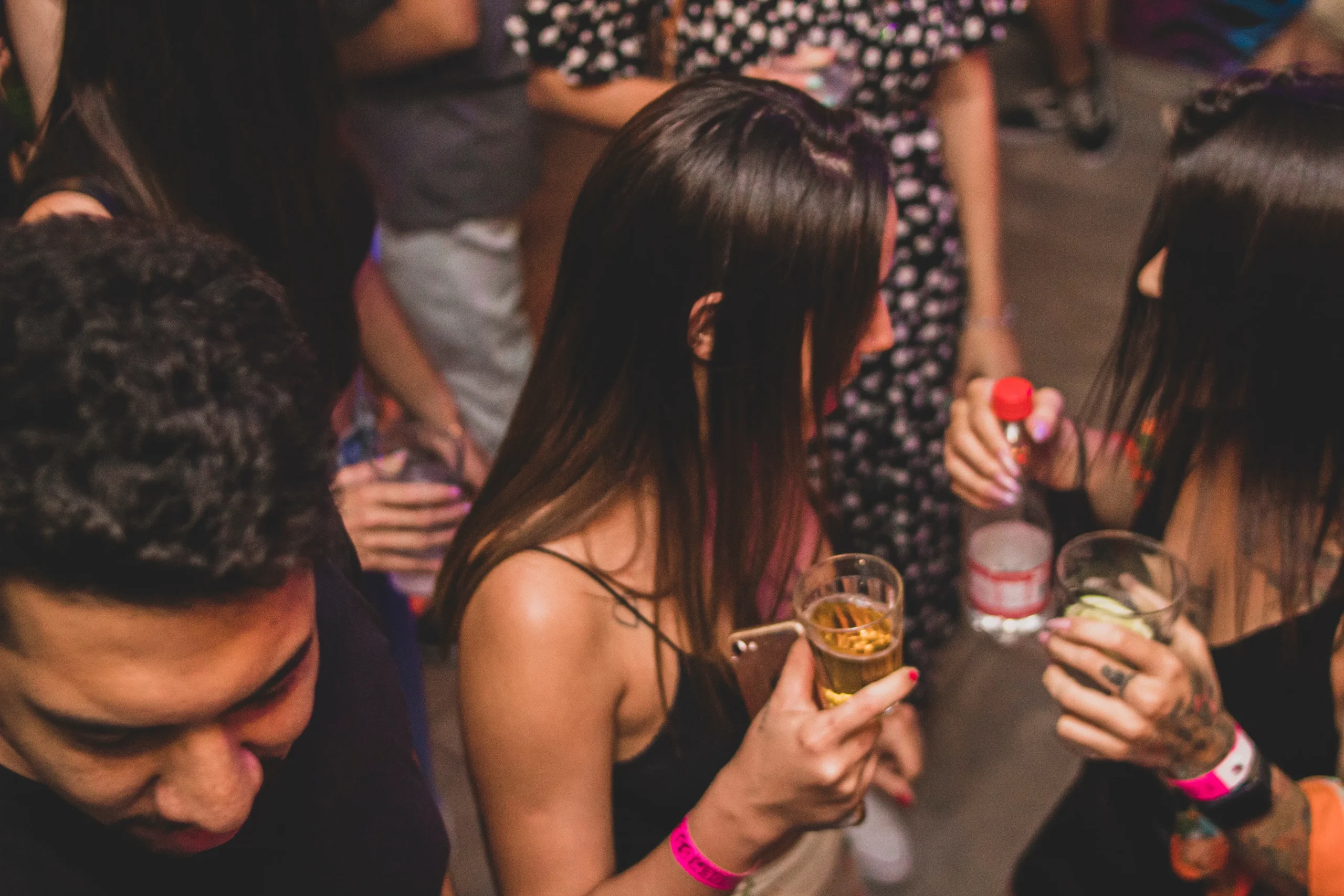 ギャラ飲みとはどんな仕組み？パパ活との違い・相場と危険性の真相