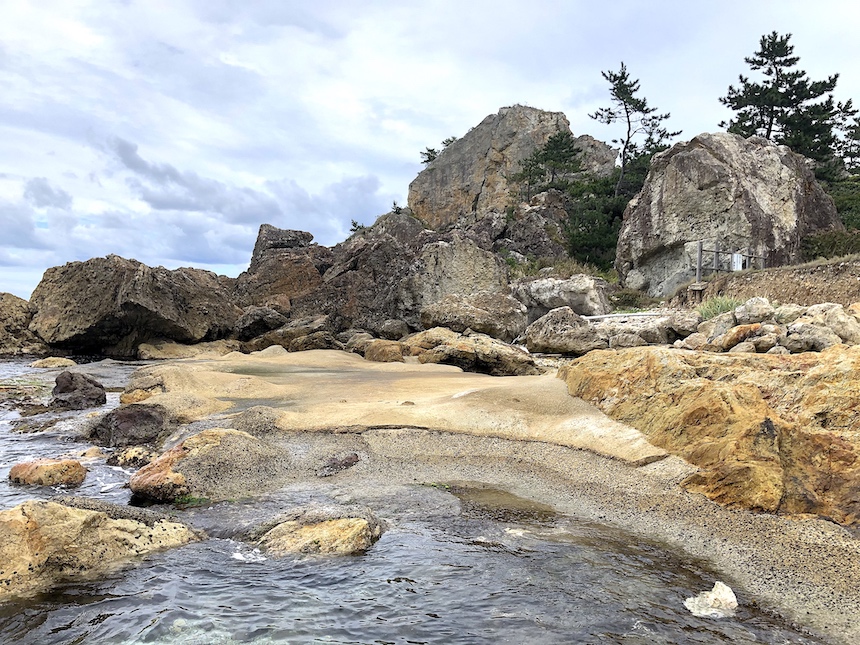 能登の象徴「窓岩」崩落の真相と現在｜曽々木海岸の絶景と復興への歩み