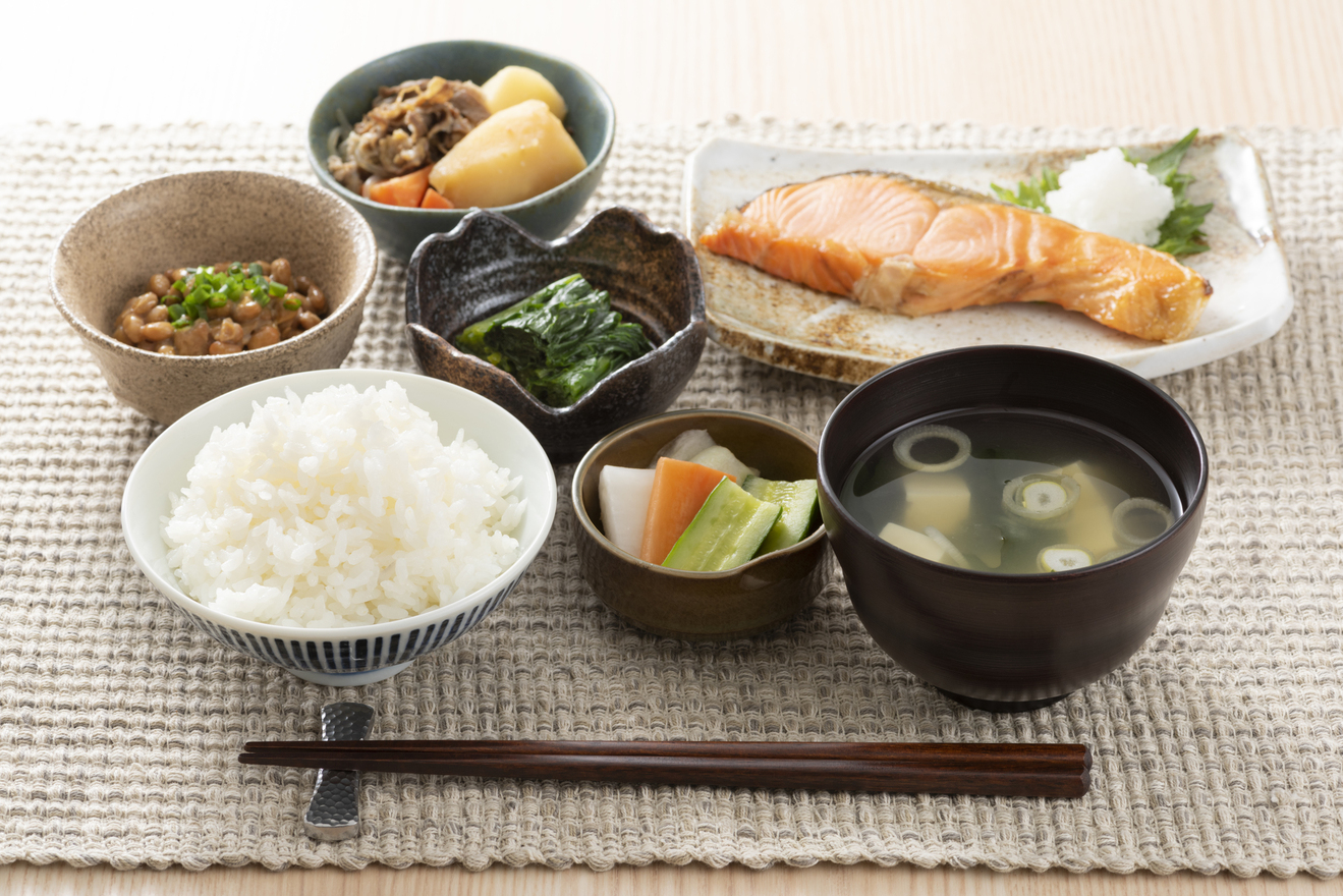 ご飯と味噌汁の正しい位置は？逆配置が絶対Ngな理由と歴史の真相