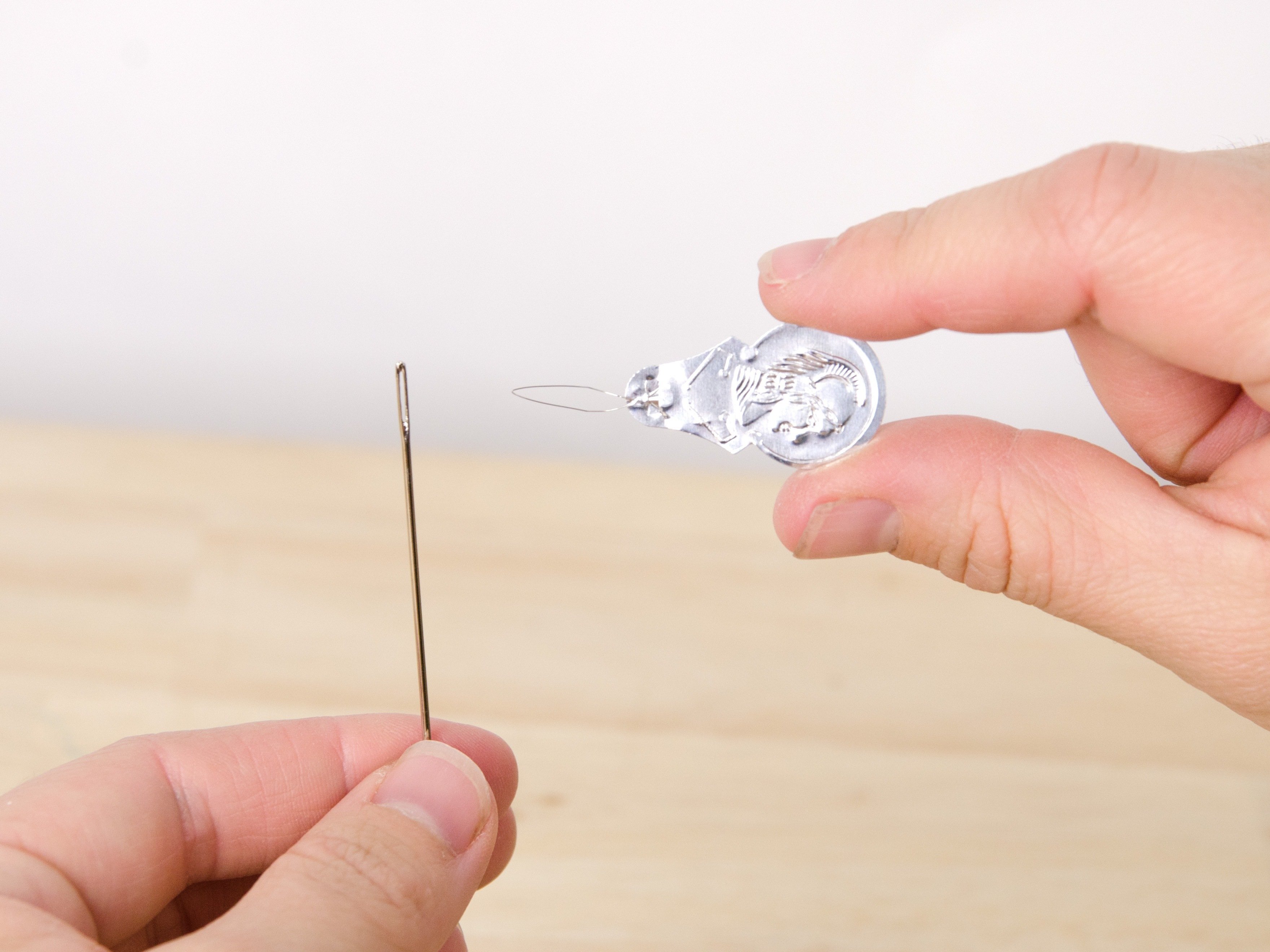 糸通しの使い方完全ガイド！壊さず3秒で針穴に通すプロの裏ワザ