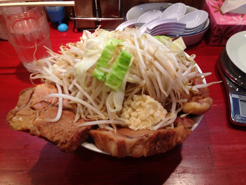 二郎系ラーメンのカロリーは2000Kcal超？衝撃の内訳と太らない技