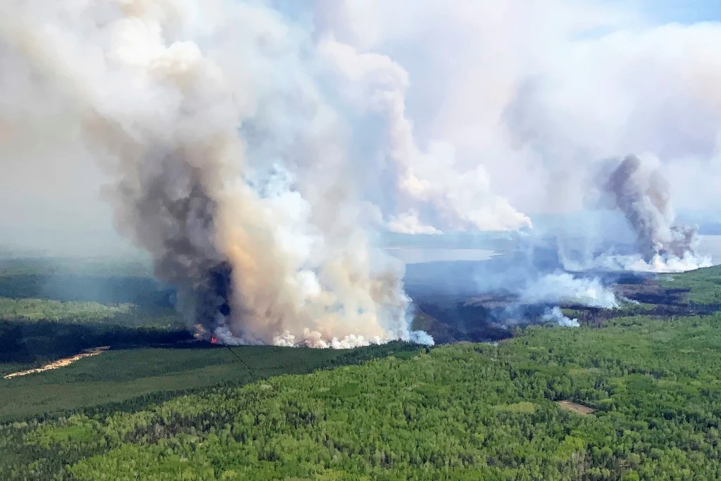 【2026最新】カナダ山火事が過去最悪のペースで猛威 煙に包まれる北米都市部と日本への思わぬ影響とは