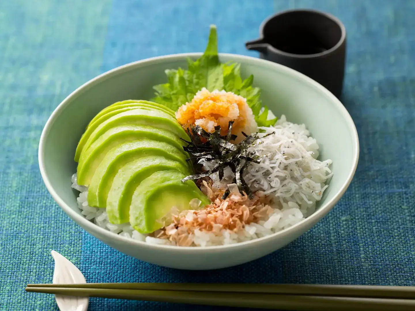 【切って乗せるだけ】アボカド丼が劇的に旨くなる黄金比レシピ徹底解説