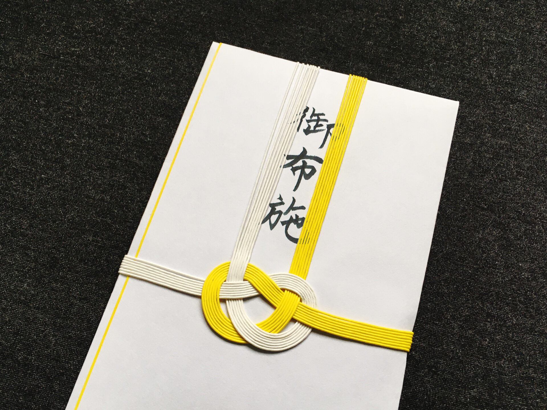 お坊さんへのお布施はいくら？法要別の相場と絶対失礼のない渡し方マナー