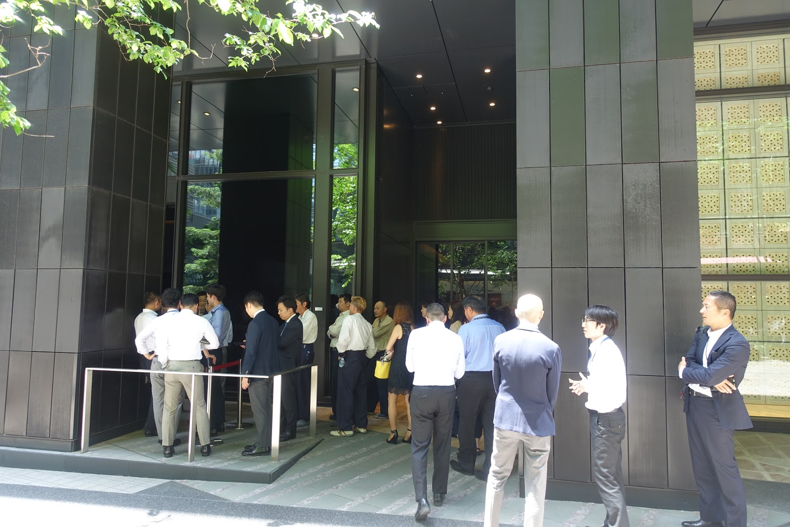 大手町「港屋2」完全潜入！星のや東京の漆黒空間で味わう伝説の肉そば