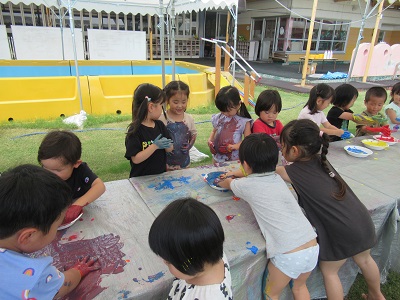 規制だらけの幼児教育に一石。なぜ今、全国の幼稚園で「ボディペインティング」が熱狂的に支持されているのか？