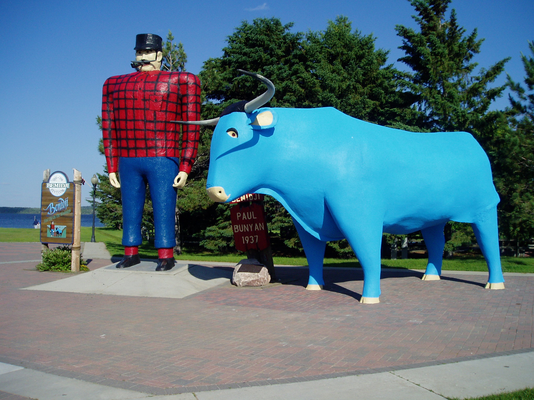 Paul Bunyan and Blue Ox Statue