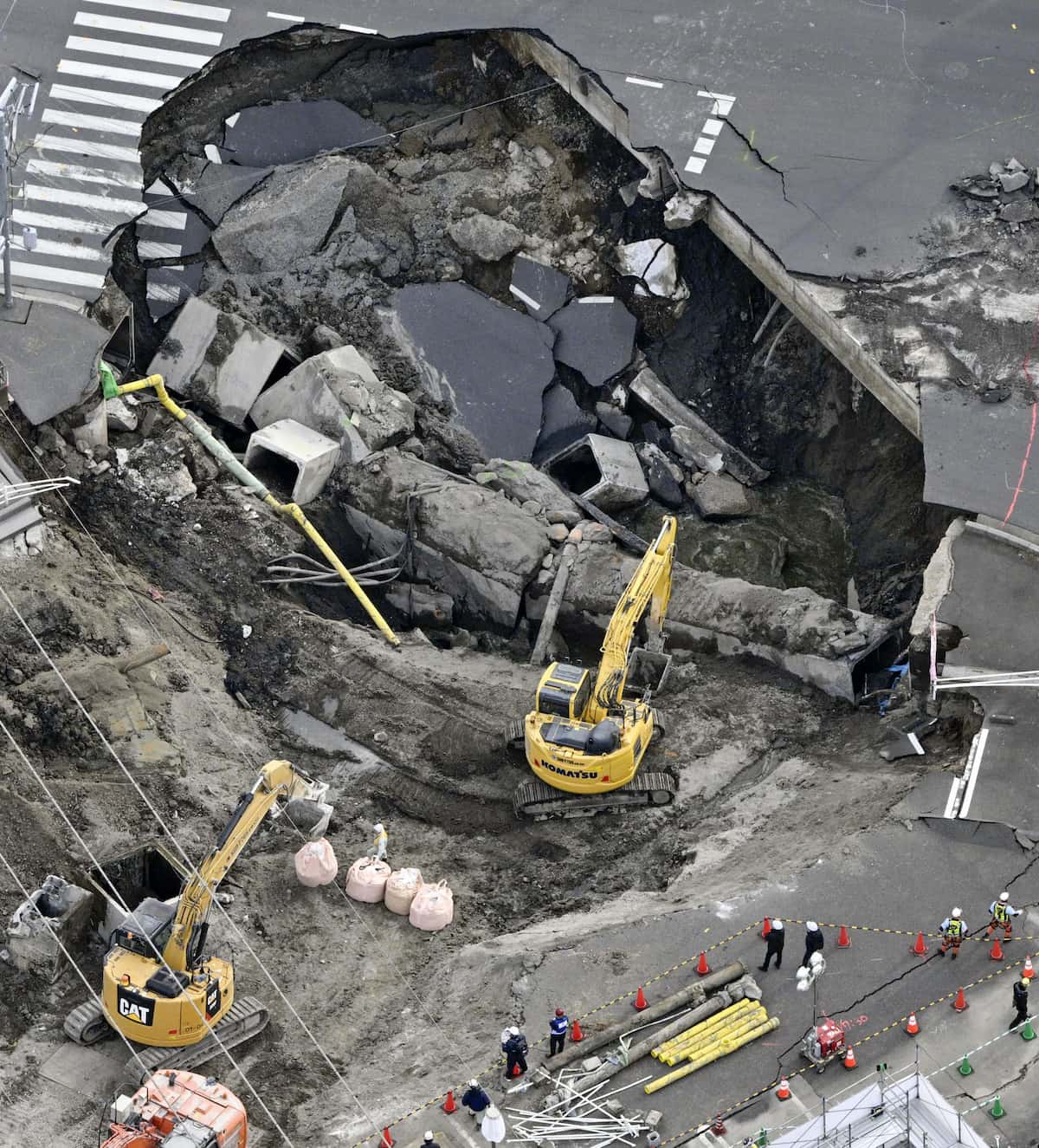 道路陥没事故に呑まれたトラック運転手｜安否と過失・賠償責任の真相