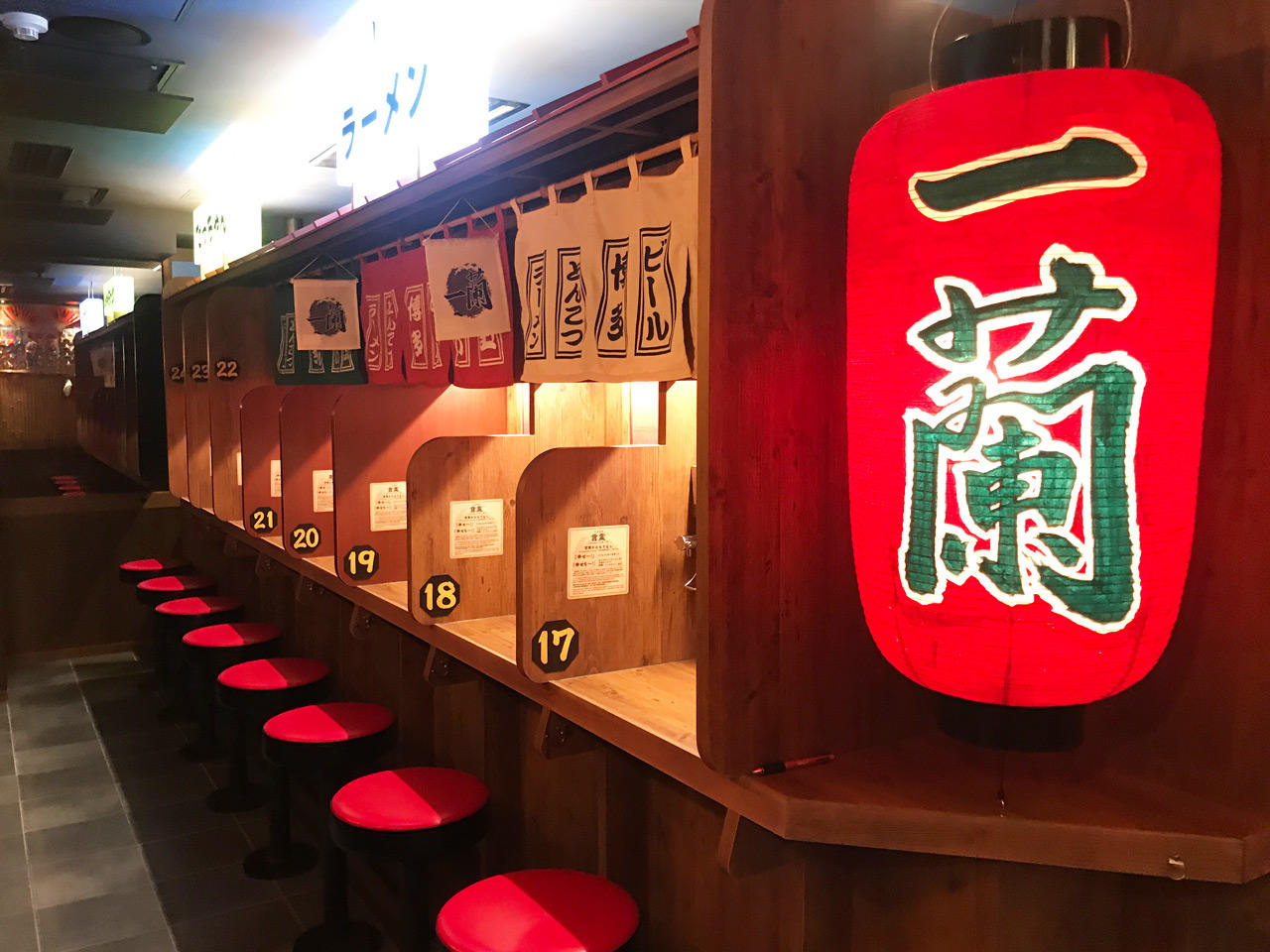 一蘭浅草店の待ち時間と混雑回避術！屋台席の魅力や六区店との違いを徹底解剖