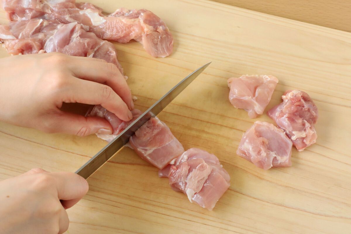 鶏肉の切り方で味が劇的に変わる！極上に柔らかく仕上げるプロの技