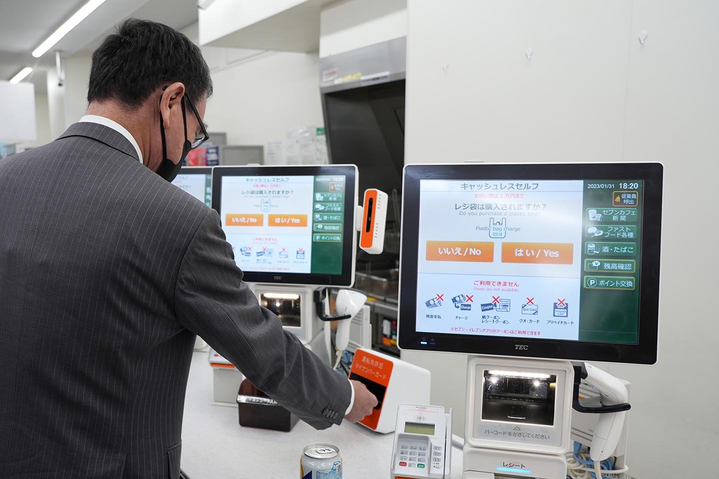 セルフレジでお酒を買うとなぜ店員が来る？理由と2026年最新事情