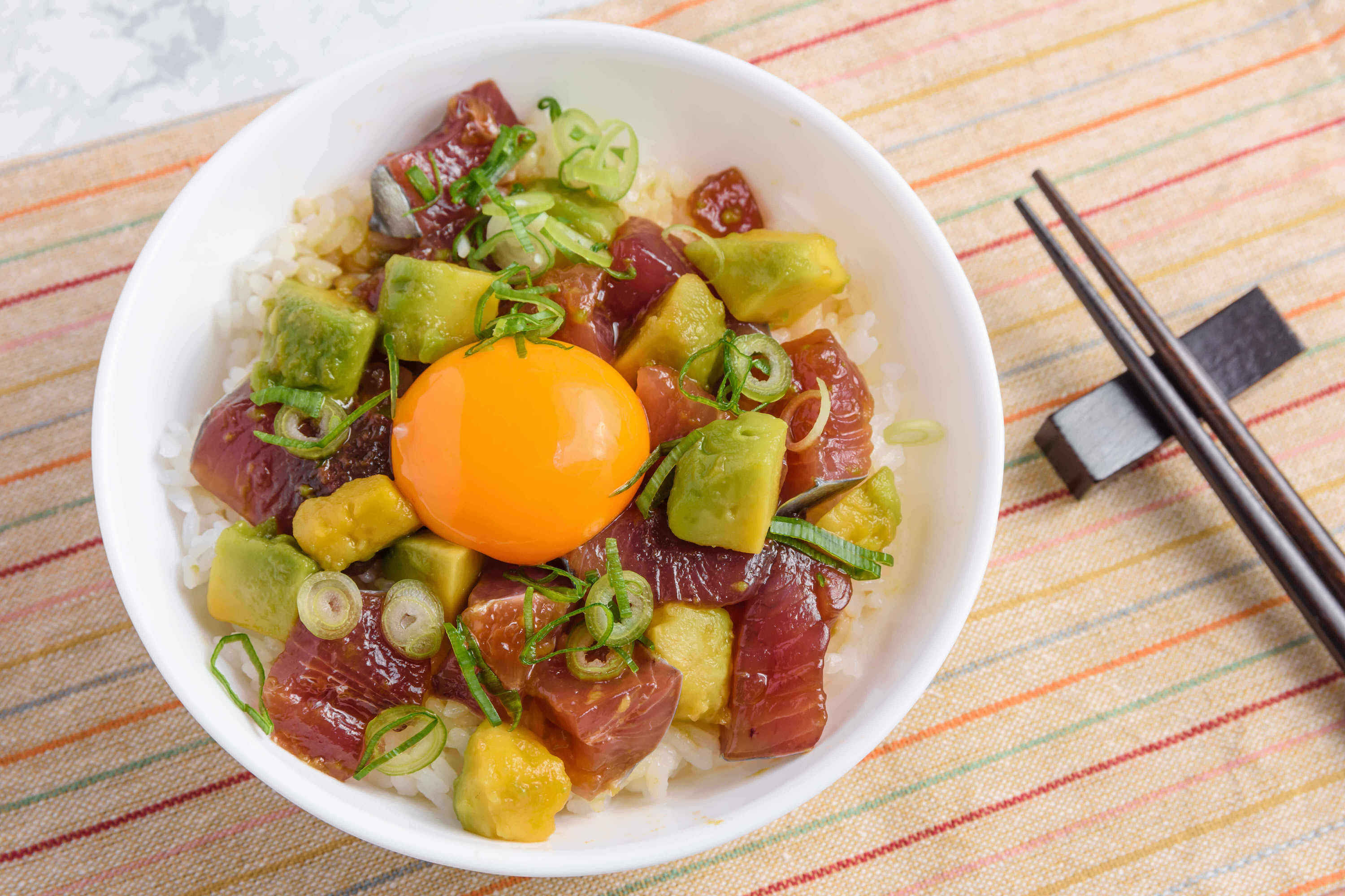 本場ハワイの味を完全再現！極上ポキ丼レシピと秘伝黄金ダレの技