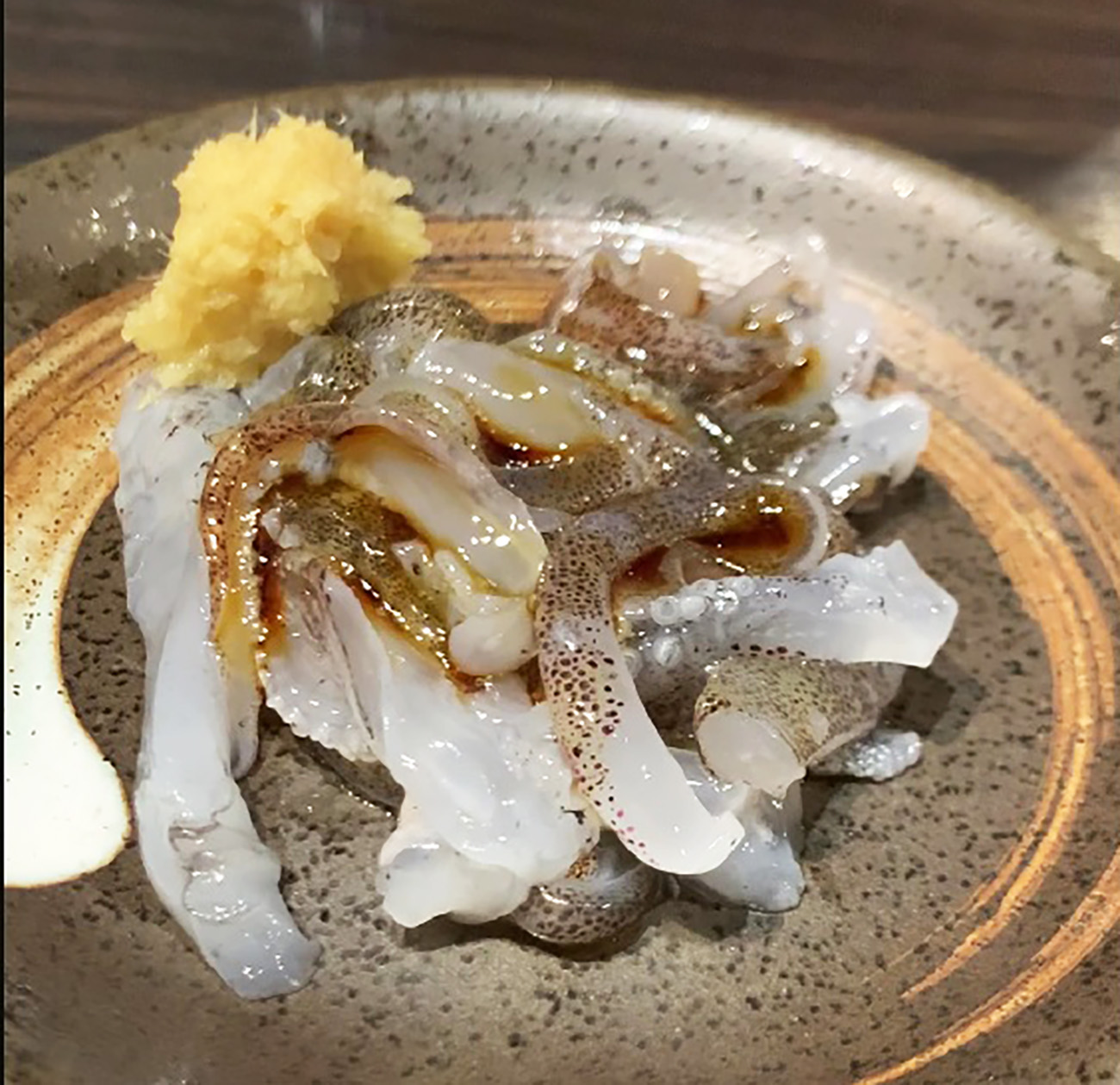 イカの踊り食いはなぜ動く？神経反射の仕組みと危険性・名店を徹底解説