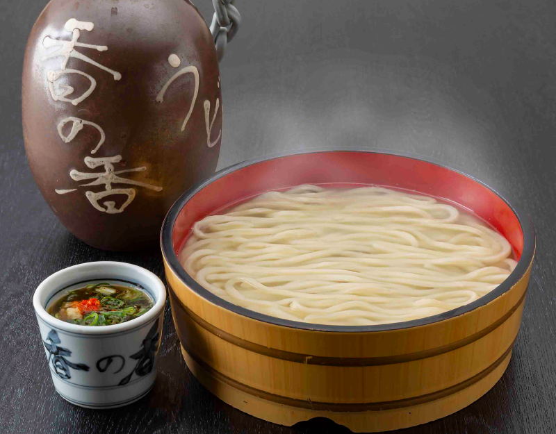 【2026年最新ルポ】讃岐うどんの絶対王者「長田 in 香の香」へ——特大徳利の熱々出汁と極上麺が織りなす至高の体験