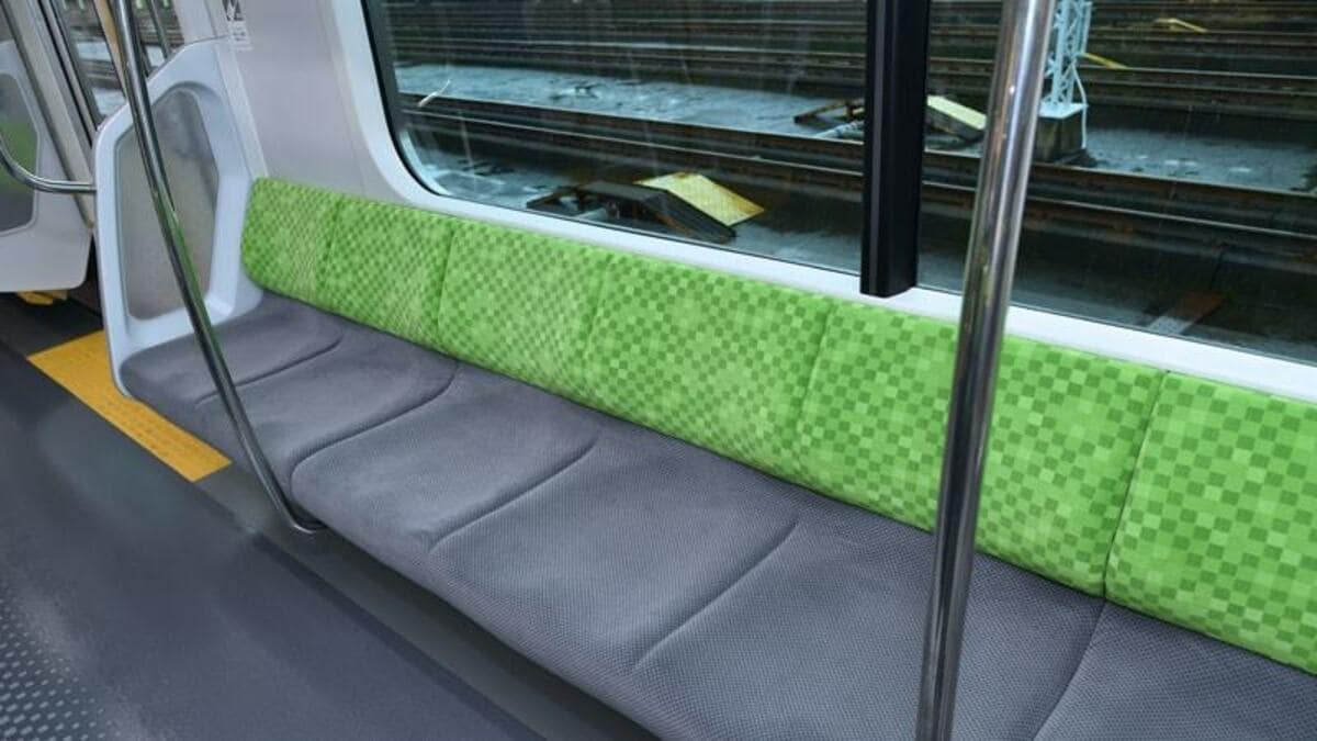 電車の椅子が硬い理由とは？モケット生地や足元暖房の秘密を解剖