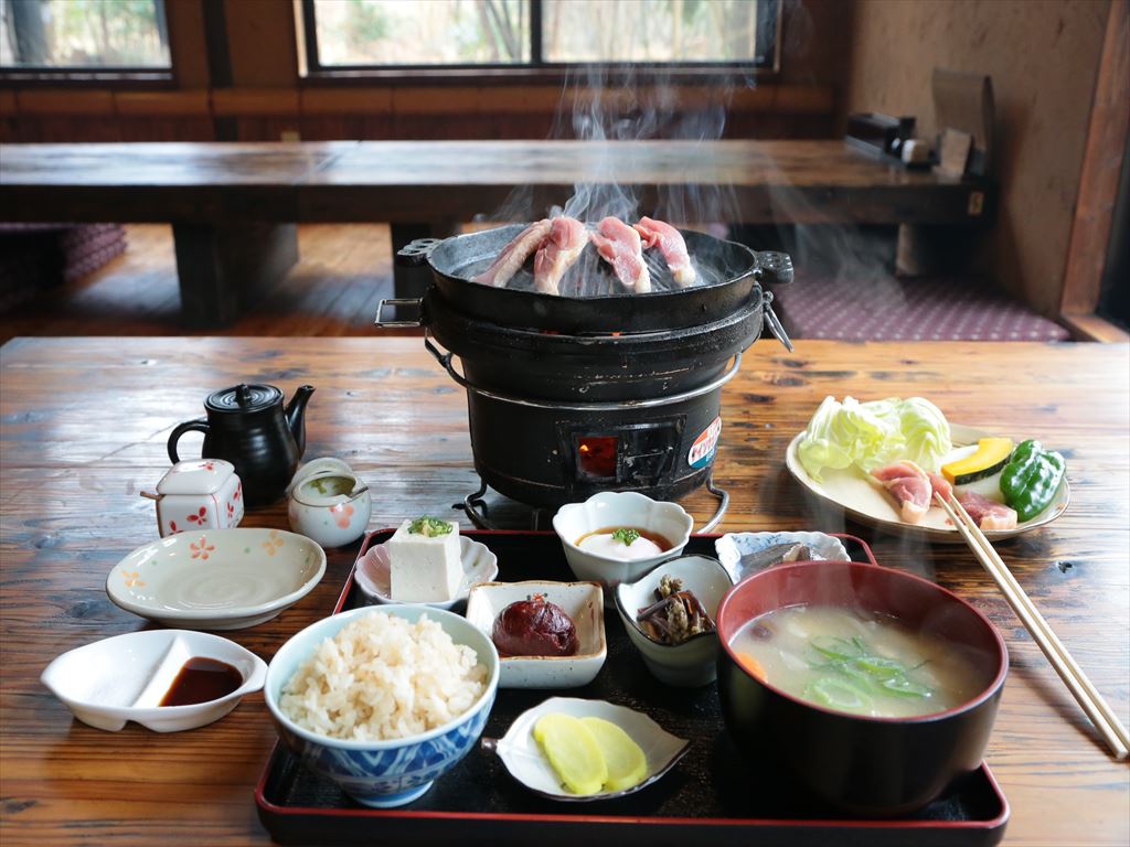 秘境の地鶏名店「森の味処なかむら」人気の真相と予約・アクセス徹底検証