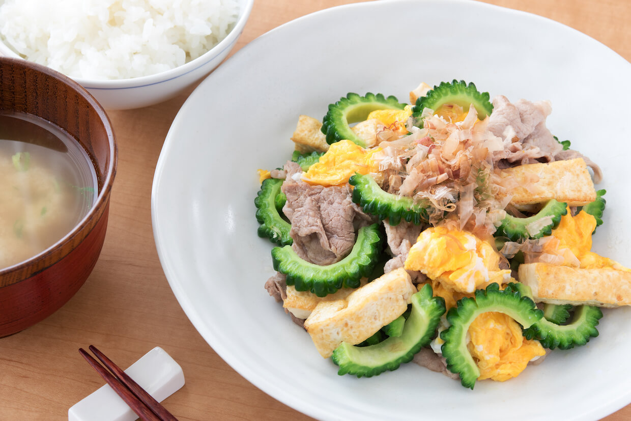 ゴーヤチャンプルー献立の決定版！プロ厳選の副菜・汁物と黄金比