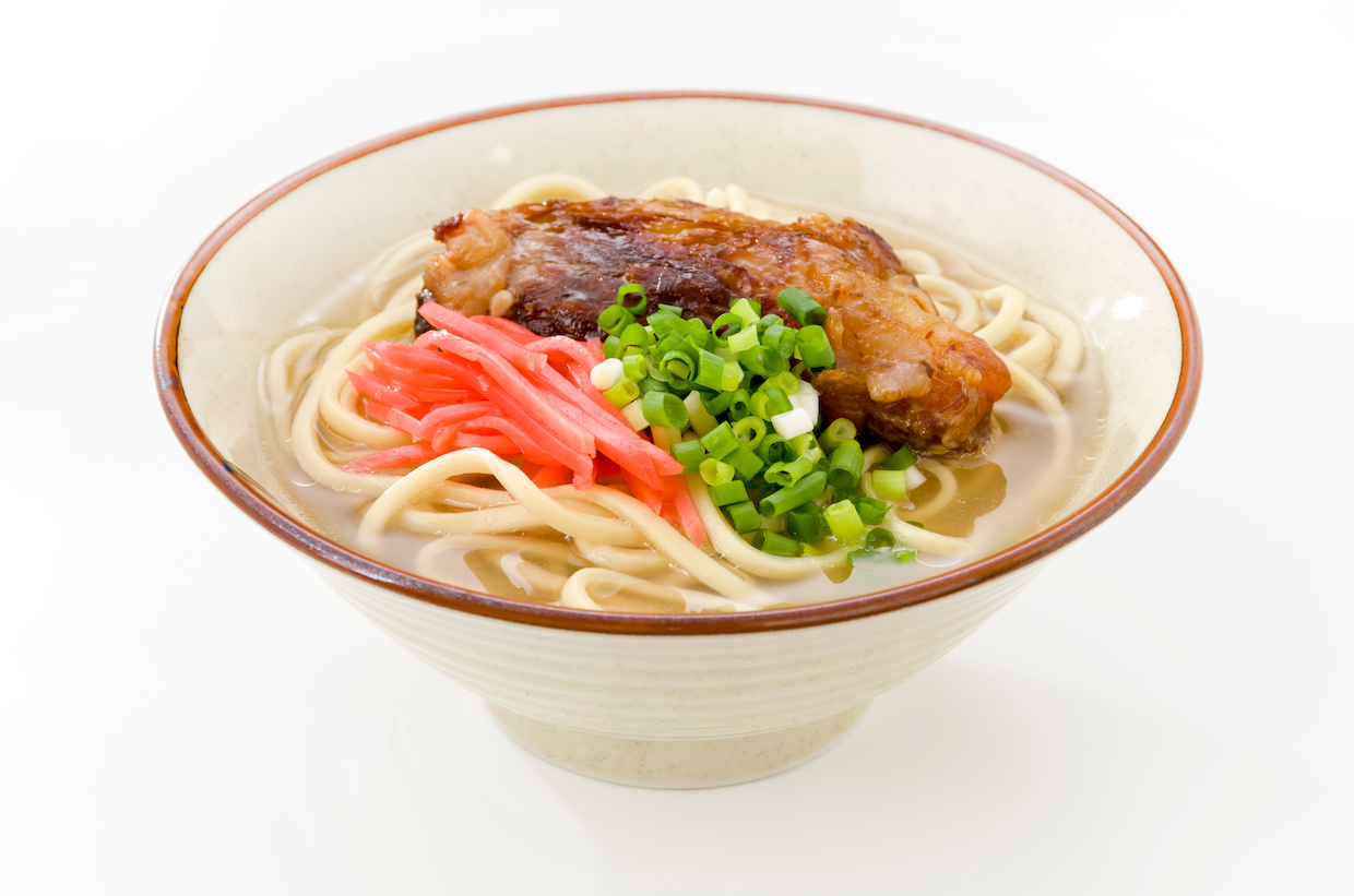 沖縄そばとソーキそばの違いは肉？具材・麺・だしの秘密を徹底解説