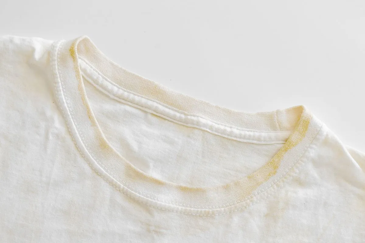 白Tシャツの黄ばみ撃退術！オキシ漬けと重曹で新品級に復活させる裏技