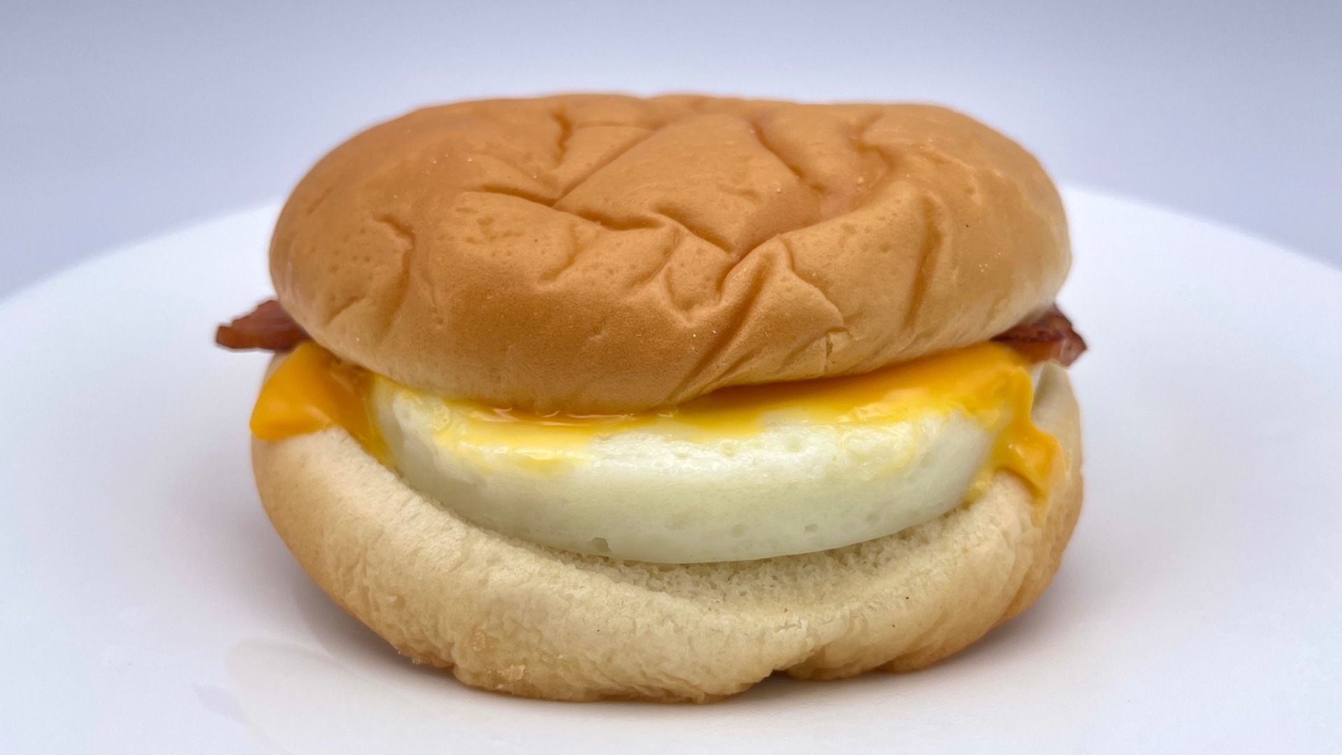 マックにベーコンエッグバーガーはある？エグチとの違いや朝限定の真相