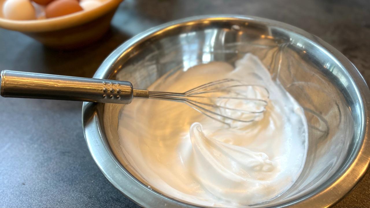 泡立て器でメレンゲを3分で立てる裏ワザ！失敗原因と砂糖の黄金則